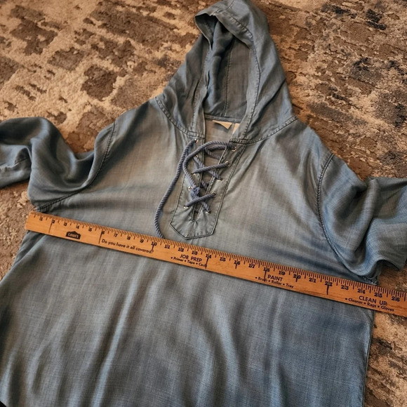 Chico's Zenergy chambray lace up hooded blue top. Roll tab sleeves. Size 3 -16/L - Picture 15 of 16